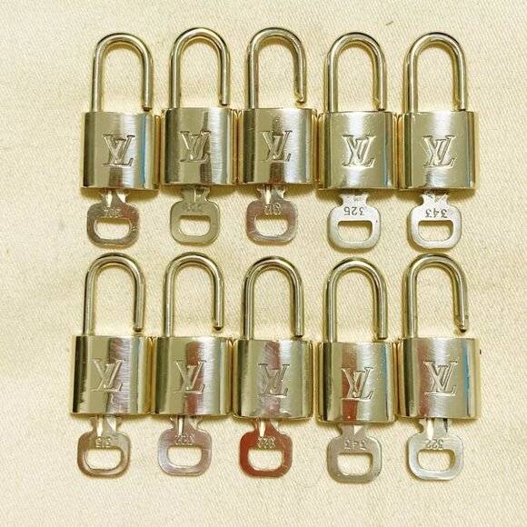 LOUIS VUITTON LV 10 SET PADLOCK CADENA KEY BAG CHARM GOLD PLATED FRANCE 01PDA121 - Picture 1 of 6